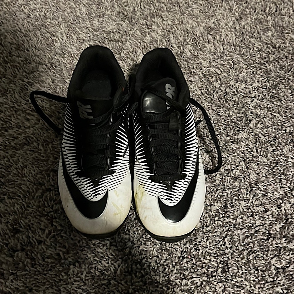 Nike boys football cleats size 13C. Wore them twice to practice.